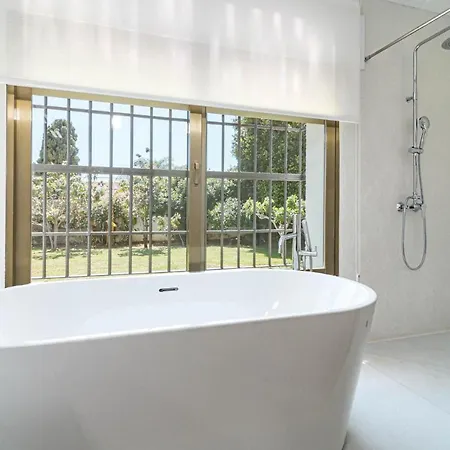 Villa Seaside Paradise With A Private Pool And Walking Distance To The