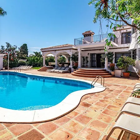 Seaside Paradise With A Private Pool And Walking Distance To The Villa