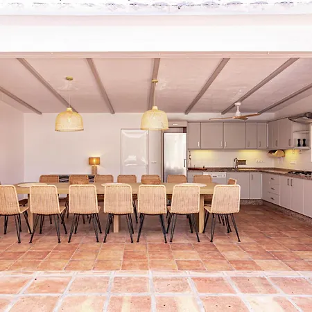 Seaside Paradise With A Private Pool And Walking Distance To The Villa
