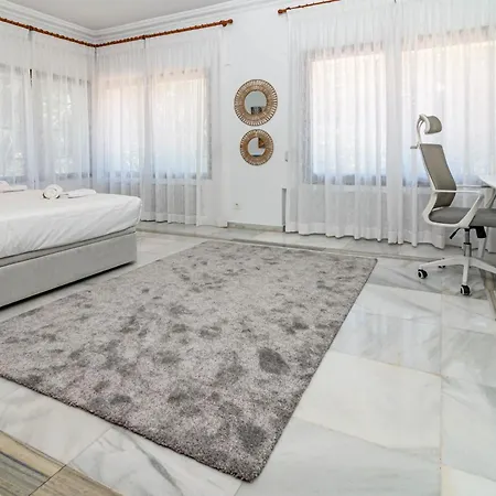 Seaside Paradise With A Private Pool And Walking Distance To The