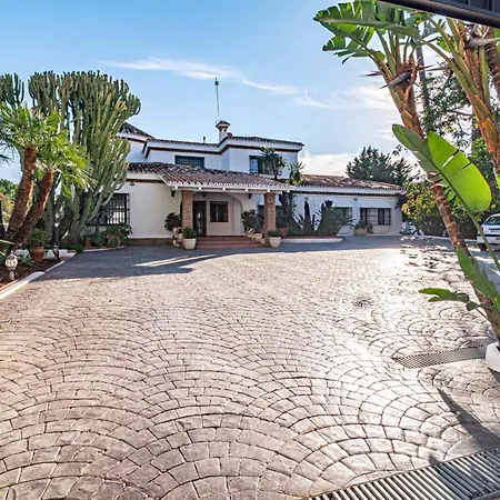 Seaside Paradise With A Private Pool And Walking Distance To The Marbella