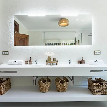 Villa Seaside Paradise With A Private Pool And Walking Distance To The *