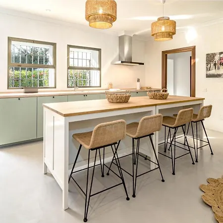 Seaside Paradise With A Private Pool And Walking Distance To The Villa *