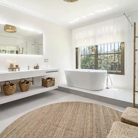 Villa Seaside Paradise With A Private Pool And Walking Distance To The Marbella