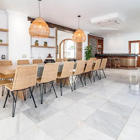 Вілла Seaside Paradise With A Private Pool And Walking Distance To The