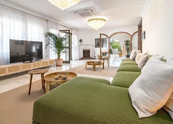 Seaside Paradise With A Private Pool And Walking Distance To The Вілла Марбелья