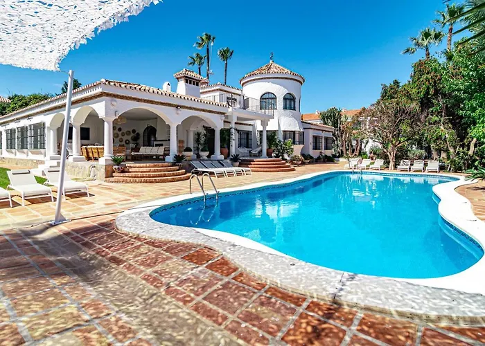 Вілла Seaside Paradise With A Private Pool And Walking Distance To The