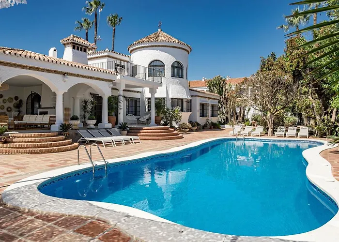 Seaside Paradise With A Private Pool And Walking Distance To The