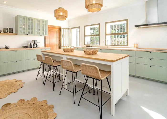 Seaside Paradise With A Private Pool And Walking Distance To The