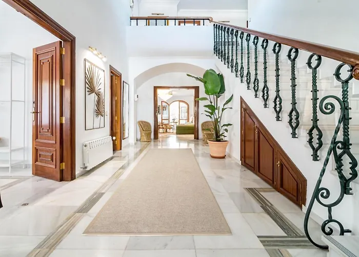 Вілла Seaside Paradise With A Private Pool And Walking Distance To The Марбелья