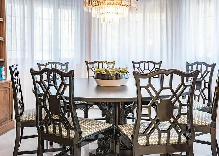 Seaside Paradise With A Private Pool And Walking Distance To The Вілла