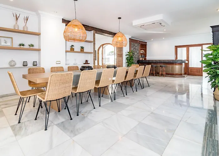 Вілла Seaside Paradise With A Private Pool And Walking Distance To The