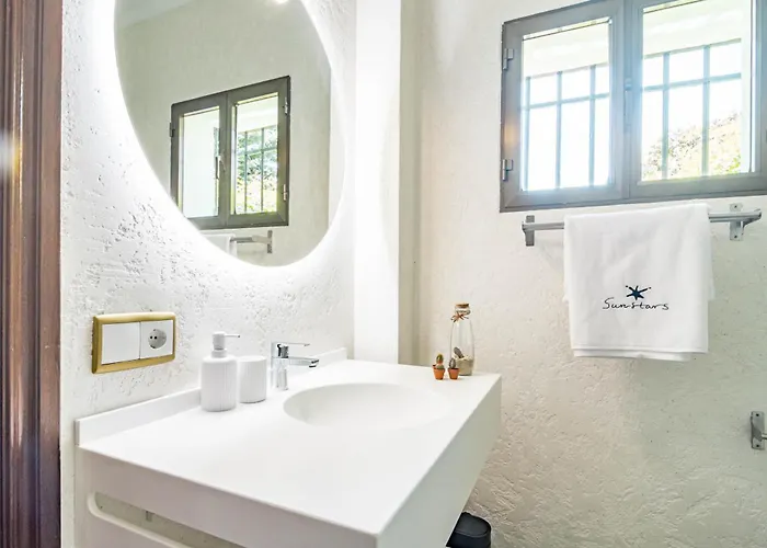 Вілла Seaside Paradise With A Private Pool And Walking Distance To The *