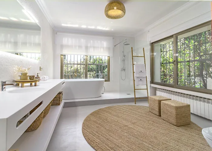 Вілла Seaside Paradise With A Private Pool And Walking Distance To The Марбелья