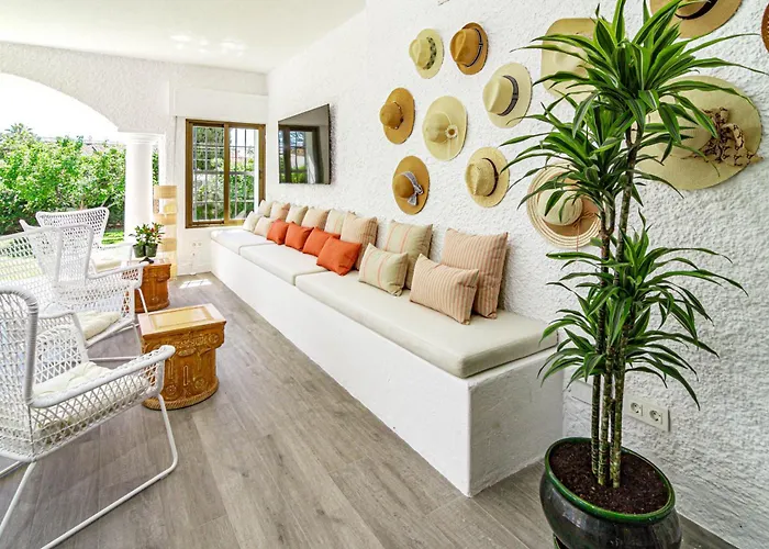 Seaside Paradise With A Private Pool And Walking Distance To The Марбелья