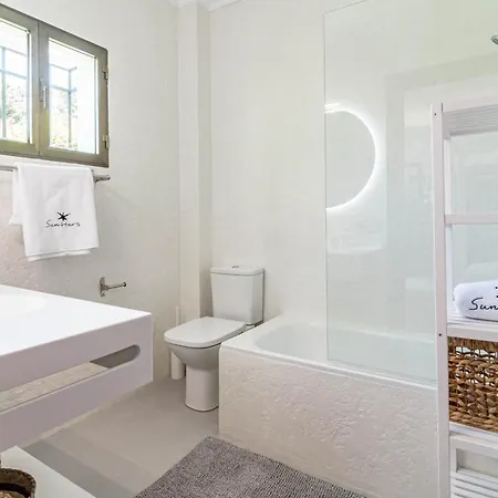 Seaside Paradise With A Private Pool And Walking Distance To The 别墅 *